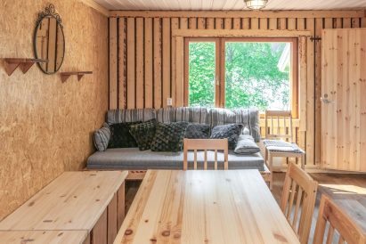 From the living room of Aulanko Lake Hide-out, there is a view of the terrace and Lake Aulangonjärvi.