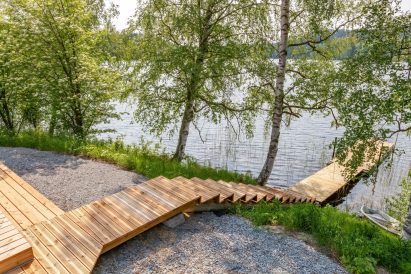 The stairs lead from the terrace and hot tub of Aulanko Lake Hide-out directly to the pier and Lake Aulangonjärvi.