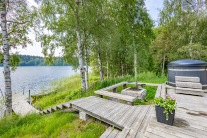 From the terrace and hot tub of Aulanko Lake Hide-out, there is a view of the picturesque Lake Aulangonjärvi.