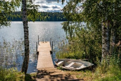 From the pier of Aulanko Lake Hide-out, there is a view of the picturesque Lake Aulangonjärvi. In the summer, a rowboat is also available.