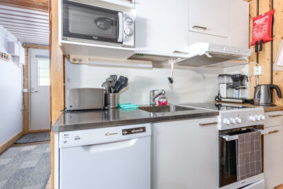 The kitchenette of Aulanko Lake Hide-out is equipped with stove/owen, dishwasher, microwave, coffee maker, water kettle and toaster.