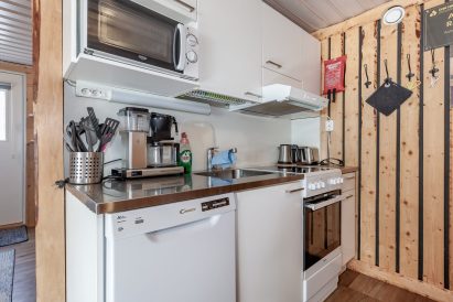 The kitchenette of Aulanko Lake Hide-out is equipped with stove/owen, dishwasher, microwave, coffee maker, water kettle and toaster.