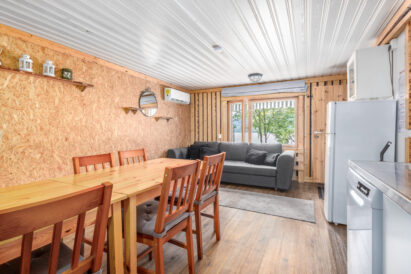 From the living room of Aulanko Lake Hide-out, there is a view of the terrace and Lake Aulangonjärvi.