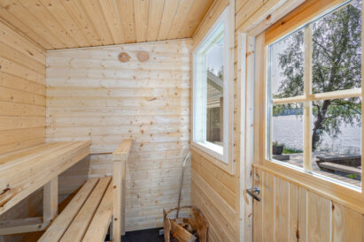 The wood-fired outdoor sauna at Aulanko's Rantapiilo is located next to a hot tub and offers a view of the lake. The sauna can accommodate up to 5 bathers.