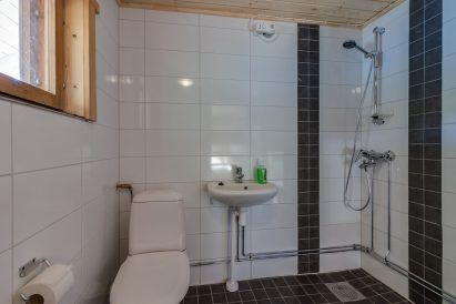 The bathroom of Aulanko Grand Villa's lakeside sauna.