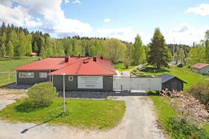 The west end of Aulanko Grand Villa, privacy fence, and woodshed. On the right side, there is a lakeshore sauna.