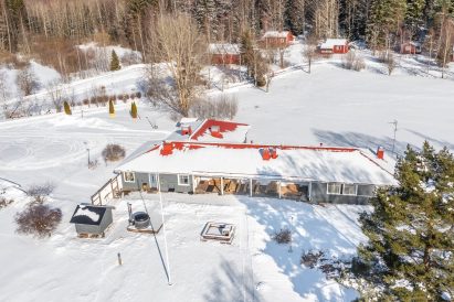 The front yard of Aulanko Grand Villa. In the left, a woodshed and a wood-fired hot tub.