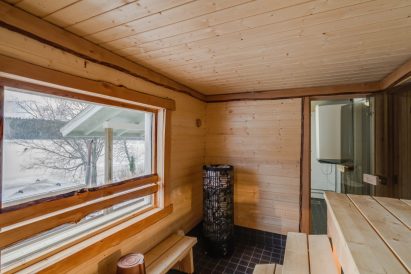 The sauna room of Aulanko Grand Villa's lakeshore sauna, with a view overlooking Lake Aulangonjärvi.