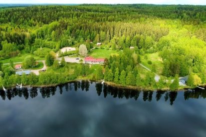 Aulanko Peace area on the northern shore of Lake Aulangonjärvi. On the left, Aulanko Lakeside, on the center Aulanko Grand Villa, and on the right, Aulanko Lake Villa.