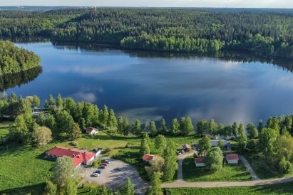 Aulanko Peace area on the northern shore of Lake Aulangonjärvi. On the left, Aulanko Grand Villa, and on the right, Aulanko Lakeside. On the opposite shore, the Aulanko observation tower.