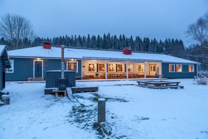 The front yard of Aulanko Grand Villa on a winter evening. In the foreground, a wood-heated hot tub.
