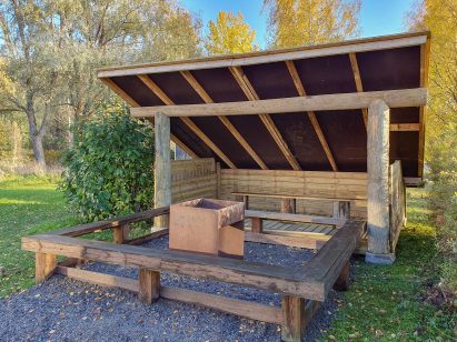 The outdoor fireplace and backyard lean-to of Aulanko Grand Villa.