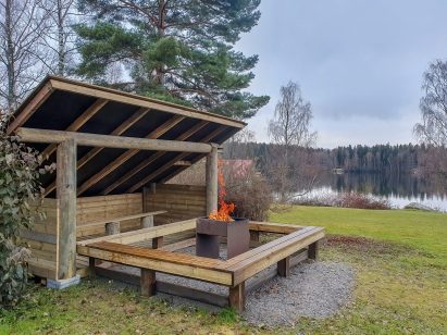 The outdoor fireplace and backyard lean-to of Aulanko Grand Villa.