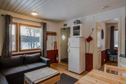 Aulanko Lakeside Mini Villa's living room with an open kitchen.