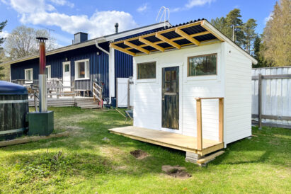 Evo Twin’s wood-heated outdoor sauna is located between the villas, right next to the hot tub.
