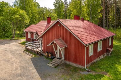Evo Ruuhijärvi's main building in its summer attire.