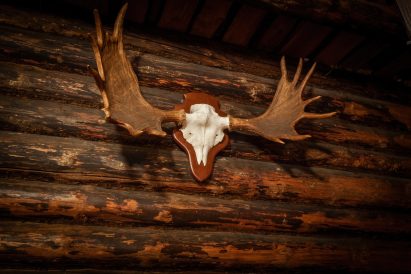 The interior of Evo Ruuhijärvi's Event Shed exudes the nostalgic wilderness atmosphere of times past.