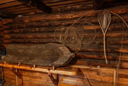 The interior of Evo Ruuhijärvi's Event Shed exudes the nostalgic wilderness atmosphere of times past.