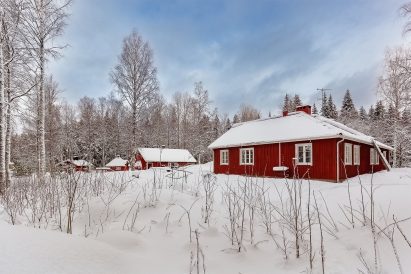 Evo Ruuhijärvi's buildings in their winter attire.