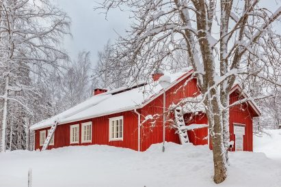 Evo Ruuhijärvi's main building in its winter attire.