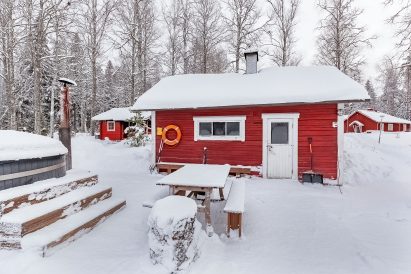 The small lakeside sauna of Evo Ruuhijärvi. In the background, on the left, the larger lakeside sauna, and on the right, the main building.