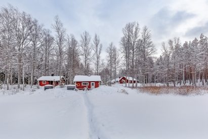 The buildings of Evo Ruuhijärvi in their winter attire, photographed from the direction of Lake Ruuhijärvi.