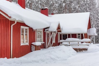 Evo Ruuhijärvi's main building in its winter attire.