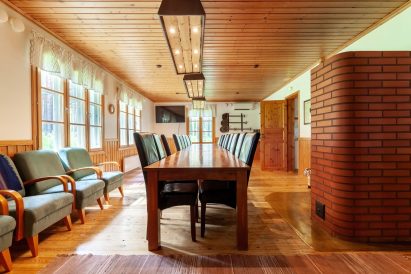 At the table in the main hall of Evo Ruuhijärvi, there is space for a meeting, dining, or social gathering for 18-20 participants.