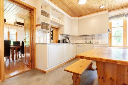 The spacious and bright kitchen of Evo Ruuhijärvi is located next to the main hall and the lobby.