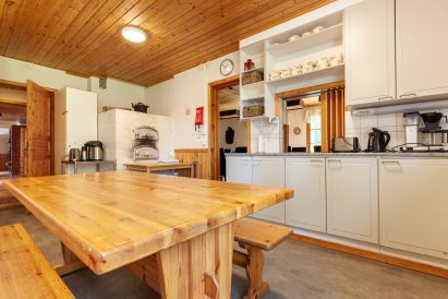 The kitchen in the main building of Evo Ruuhijärvi is spacious and suitable for catering to even a large group.