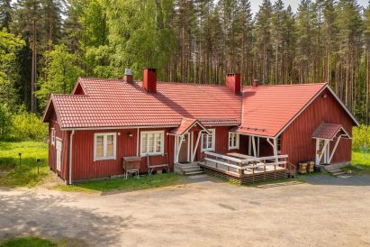 Evo Ruuhijärvi's main building in its summer attire.