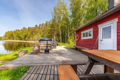 In front of the smaller lakeside sauna of Evo Ruuhijärvi, there are two wood-heated hot tubs.