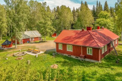 The courtyard of Evo Ruuhijärvi in its summer attire. On the right, the main building; on the left, the grill hut and Event Shed; and in the middle, the accommodation cabin.
