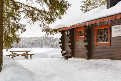 Evo Syväjärvi main building in its winter attire.