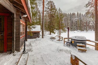 The lakeside sauna terrace at Evo Syväjärvi offers a view of the lake. The wood-heated hot tub beckons to enjoy its warmth throughout the year.