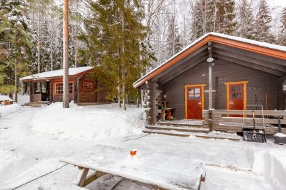 The lakeside sauna and main building of Evo Syväjärvi in their winter attire. Syväjärvi is suitable for accommodation use throughout the year.