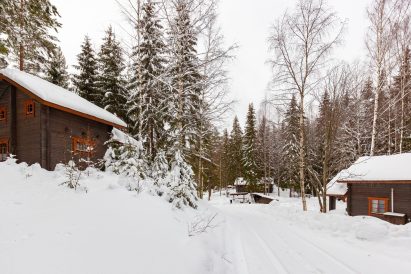 The accommodation cabins of Evo Syväjärvi are located on both sides of the entrance road.