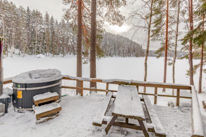 The lakeside sauna terrace at Evo Syväjärvi offers a view of the lake. The wood-heated hot tub beckons to enjoy its warmth throughout the year.