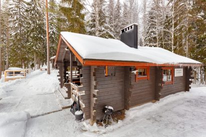 Evo Syväjärvi main building in its winter attire.