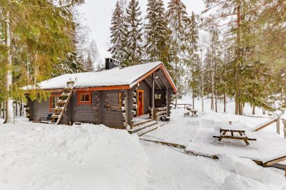 Evo Syväjärvi's main building in its winter attire.
