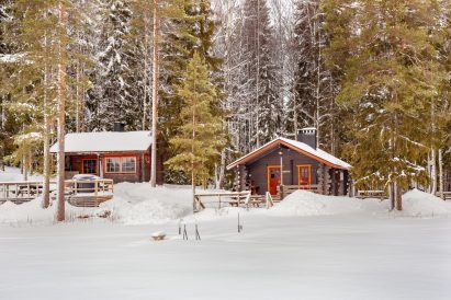 The lakeside sauna and main building of Evo Syväjärvi in their winter attire. Syväjärvi is suitable for accommodation use throughout the year.