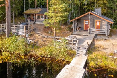 From the main building of Evo Syväjärvi, there is direct access to the spacious outdoor terrace and the pier. In front of the lakeside sauna, there is another terrace with a wood-heated hot tub.