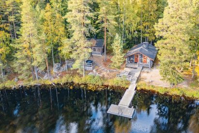 From the main building of Evo Syväjärvi, there is direct access to the spacious outdoor terrace and the pier. In front of the lakeside sauna, there is another terrace with a wood-heated hot tub.