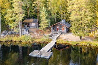 From the main building of Evo Syväjärvi, there is direct access to the spacious outdoor terrace and the pier. In front of the lakeside sauna, there is another terrace with a wood-heated hot tub.
