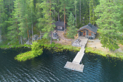 From the main building of Evo Syväjärvi, there is direct access to the spacious outdoor terrace and the pier. In front of the lakeside sauna, there is another terrace with a wood-heated hot tub.