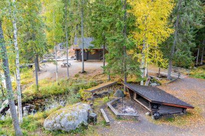 In the courtyard of Evo Syväjärvi, there is a fireplace and a lean-to shelter. The lean-to is also suitable for more adventurous guests for sleeping bag accommodation.