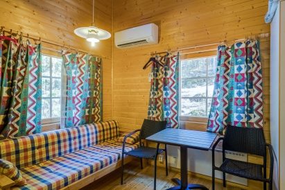In the accommodation cabins of Evo Syväjärvi, there is a small living room with fold-out sofas that serve as additional beds for 1-2 people.