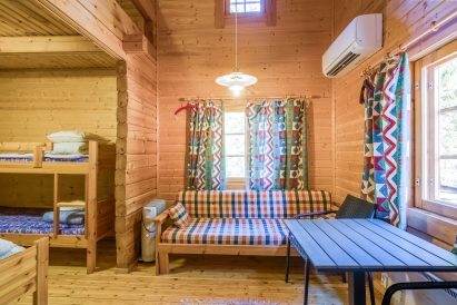 In the accommodation cabins of Evo Syväjärvi, there is a small living room with fold-out sofas that serve as additional beds for 1-2 people.