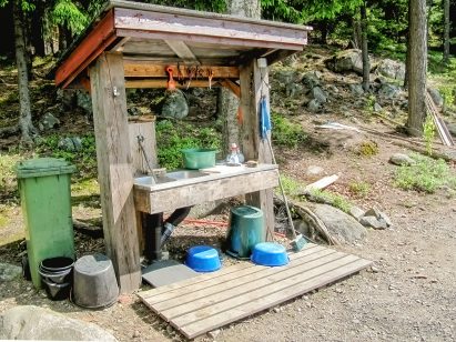At Evo Syväjärvi's shore, there is a well-equipped cleaning area for gutting and cleaning the fish caught from the lake.