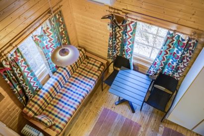 In the accommodation cabins of Evo Syväjärvi, there is a small living room with fold-out sofas that serve as additional beds for 1-2 people.